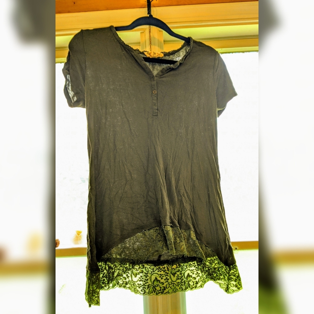 Green lace button short sleeve comfy top